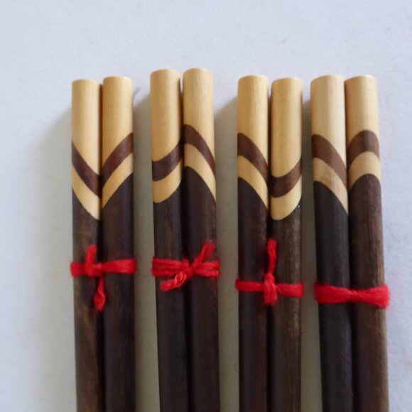 VINTAGE NEW 9.75” HANDCRAFTED TWO TONE WOOD CHOPSTICKS IN STORAGE POUCH (4 SETS) - Picture 3 of 6